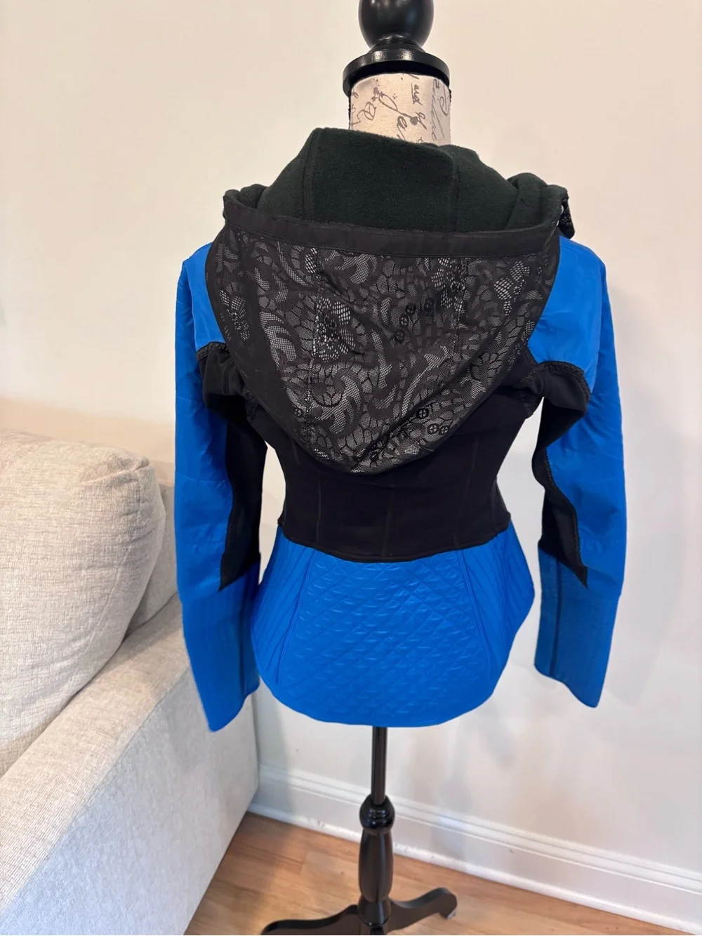 Lululemon Run: Bundle Up Jacket in the Black / Beaming Blue colorway size 6